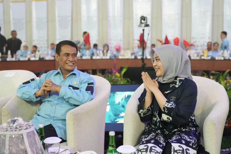 Mentan Andi Amran Sulaiman berbincang bersama Wagub Sulsel Fatmawati Rusdi disela acara Sidang Himpuni di Makassar, Jumat, (21/2/2025). (FOTO: ANTARA/HO-Humas Pemprov Sulsel)