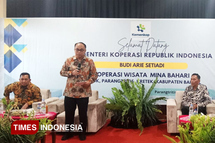 Menteri Koperasi RI Budie Arie Setiadi melakukan diskusi dengan para anggota koperasi. (FOTO: Edis/TIMES Indonesia)