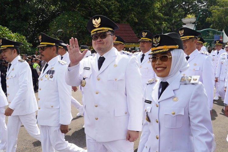 Bupati Kediri terpilih Hanindhito Himawan Pramana bersama Wakil Bupati Kediri Dewi Mariya Ulfa setelah sesi pelantikan melambaikan tangan (Foto/Diskominfo Kabupaten Kediri)