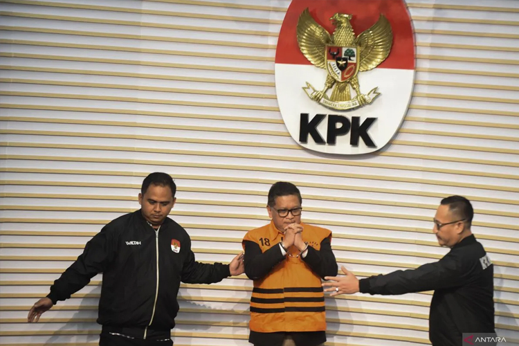Sekjen PDI Perjuangan Hasto Kristiyanto (tengah) dihadirkan dalam konferensi pers penahanan tersangka di Gedung Merah Putih KPK, Jakarta, Kamis (20/2/2025). (Foto: ANTARA FOTO)