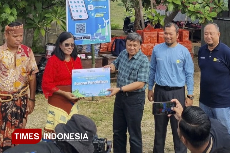 PLN Icon Plus menyerahkan bantuan sarana pendidikan kepada salah satu sekolah di Sumba Timur. (FOTO: Habibudin/TIMES Indonesia)