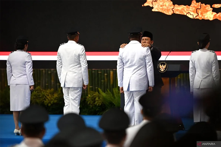 Presiden Prabowo Subianto menyematkan tanda pangkat kepada perwakilan kepala daerah terpilih saat pelantikan di komplek Istana Kepresidenan, Jakarta, Kamis (20/2/2025). (Foto: antara)