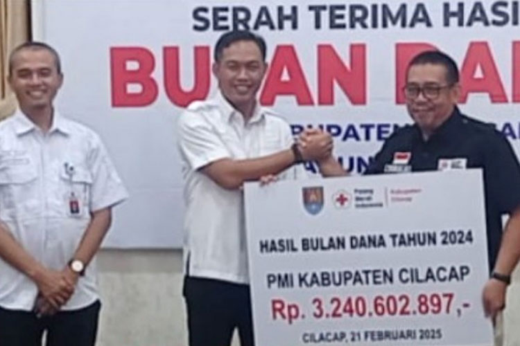 Penyerahan-hasil-Bulan-Dana-PMI-diterima-Bupati-Cilacap.jpg