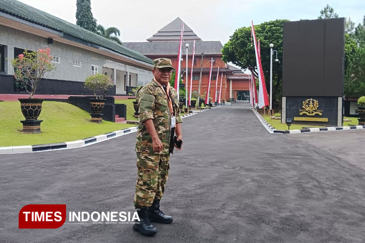 Bupati Morotai, Rusli Sibua saat memasuki Kesatriaan Akmil, Magelang. Jumat (21/2/2025). (FOTO: Ailan Goraahe For TIMES Indonesia)