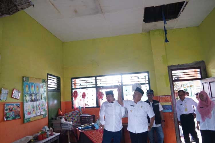 Bupati Malang, HM Sanusi, didampingi Ketua Komisi I DPRD Kabupaten Malang, Amarta Faza, saat meninjau SDN rusak di wilayah Kecamatan Poncokusumo, Kabupaten Malang, belum lama ini. (Foto: Prokopim)