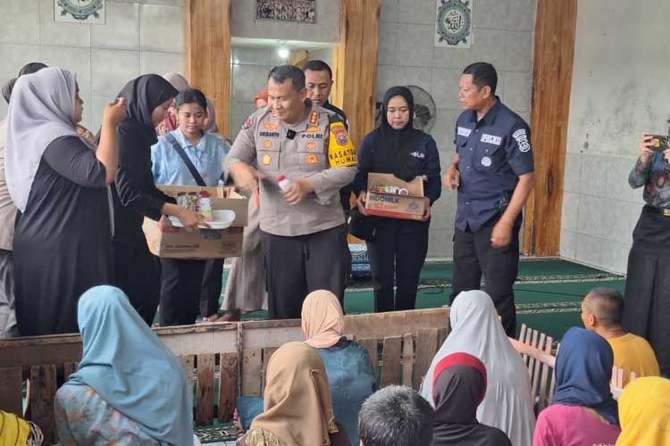 Kabidhumas Polda Jatim Kombes Pol Dirmanto melakukan kunjungan sosial di Pondok Griya Welas  Asih Mamba'ul Hikmah Pacet, pondok penampungan OGDJ, Jumat (21/2/2025). (Foto: Dok. Humas Polda Jatim)