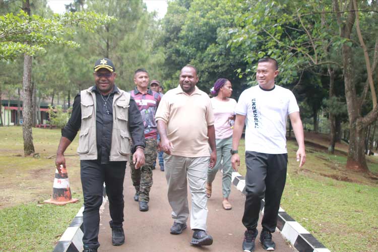 Bupati Intan Jaya, Aner Maisini, silaturahmi ke Yonif 330 Kostrad. (Foto: Penerangan Yonif 330/Tri Dharma for TIMES Indonesia)