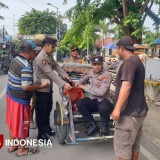 Bangga Anggota Juara Taekwondo, Kapolsek Sidayu Gresik Bagikan Nasi Bungkus