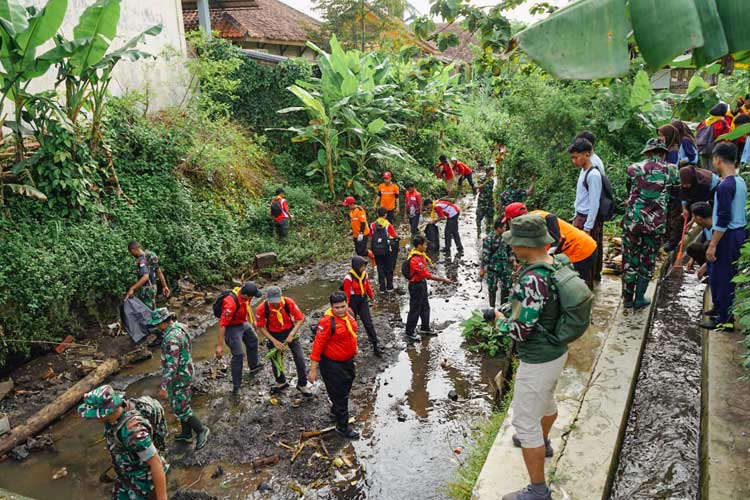 Aksi pilah sampah dilakukan bergotong royong Pemkab dan Kodim 0702 Purbalingga. (Foto: Diskominfo Purbalingga for TIMES Indonesia)