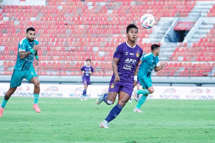 Penyerang Persik Kediri M Khanafi saat menghadapi PSBS Biak (foto : dok Persik)