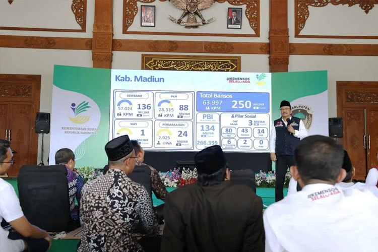 Mensos Gus Ipul memberi paparan pemberlakukan DTSEN dalam kegiatan dialog bersama pilar sosial wilayah eks-Keresidenan Madiun di Pendopo Ronggo Djoemono, Caruban, Kabupaten Madiun, Jumat (21/2/2025). (FOTO: ANTARA/HO-Humas Kemensos RI)