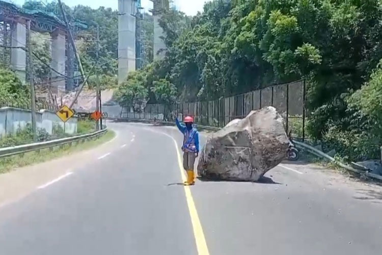 Batu besar jatuh ke jalan raya jalur pantura Probolinggo dari bukit area PLTU Paiton. (Foto: medsos)