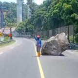 Batu Seukuran Truk dari Proyek Tol Probowangi Area PLTU Paiton Jatuh ke Jalan Raya