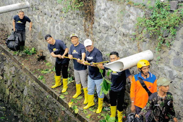 Sugito Adhi, Cluster General Manager Grand Mercure Malang Mirama dalam aksi bersih sungai, Sabtu (22/2/2025). (FOTO: Istimewa)