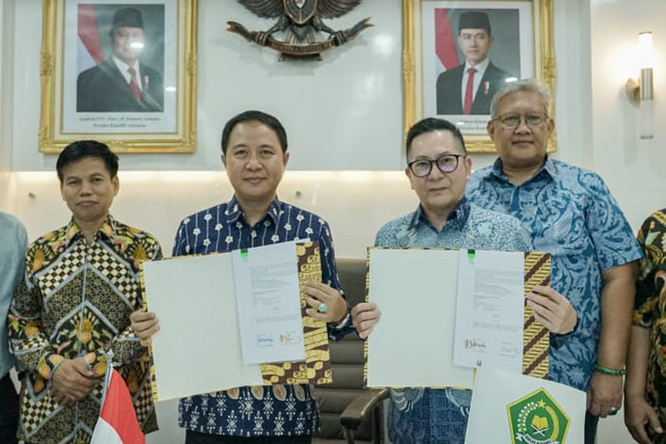 Dirjen PHU Hilman Latief dan Direktur Utama PT Lion Mentari tandatangani perjanjian kerja sama transportasi udara bagi jemaah haji. (Foto: Kemenag RI)