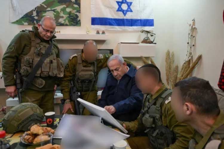 Otoritas Penyiaran Israel menerbitkan foto Netanyahu dan sejumlah perwira tentara pendudukan Israel di dalam rumah Palestina di kamp Tulkarm. (FOTO: Al Jazeera)