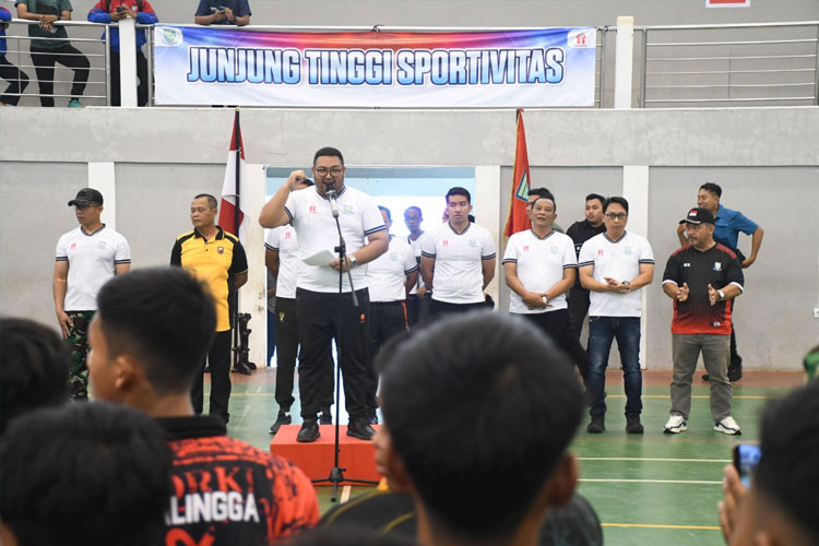 Wakil Bupati Purbalingga Dimas Prasetyahani saat membuka Popda. (FOTO: Prokompin Purbalingga)