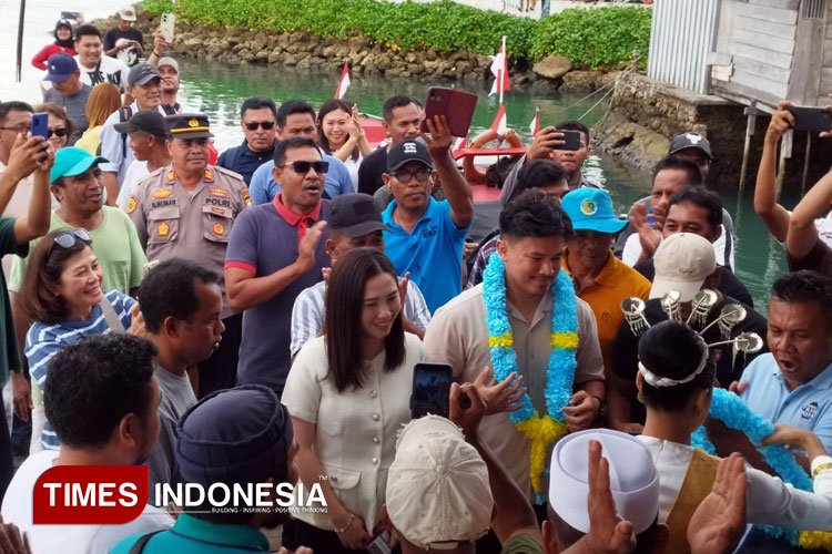 Wabup Pemkab Morotai, Rio Cristian Pawane didampingi istri saat tiba di Morotai, Sabtu (22/2/2025). (Foto: Munces For TIMES Indonesia)