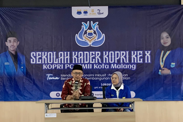 Ali Akbar Narasumber Stadium General saat menyampaikan materi Sekolah Kader Putri PC PMII Kota Malang, di UPT PTKS Kota Malang, Sabtu (22/02/2025).