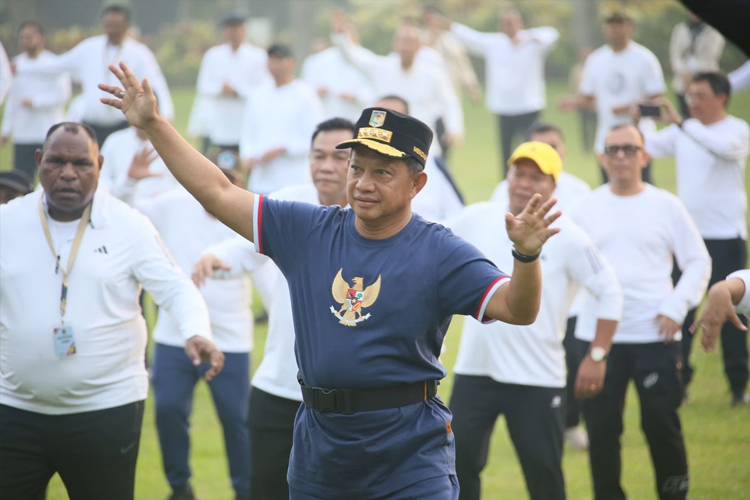 Menteri Dalam Negeri Muhammad Tito Karnavian melakukan senam bersama ratusan kepala daerah dalam agenda retret di Akademi Militer, Magelang, Sabtu (22/2/2025).(Foto: Kemendagri RI)