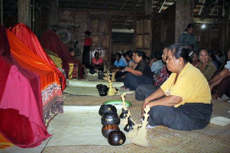 Jenazah Duduk dalam Tradisi Marapu: Perjalanan Kembali ke Negeri Leluhur