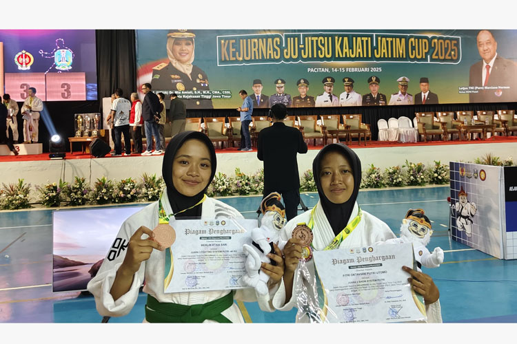 Siswa SMKN 3 Pacitan saat memamerkan medali dan sertifikat Kejuaraan Nasional (Kejurnas) Ju-Jitsu Piala Kajati Jawa Timur 2025. (Foto: Rosario for TIMES Indonesia)