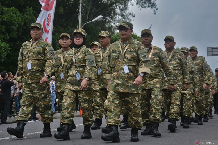 Sejumlah kepala daerah peserta retret yang mengenakan seragam komponen cadangan (komcad) berbaris setibanya di Kompleks Akademi Militer Magelang, Jawa Tengah, Jumat (21/2/2025).(Foto: Antara Foto)