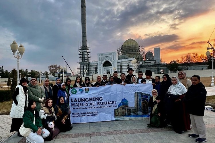 Delegasi Indonesia luncurkan Majelis Al Bukhari di depan komplek pemakaman Imam Bukhori di Kartank-Samarkand. (Foto: Ulinnuha for TIMES Indonesia)
