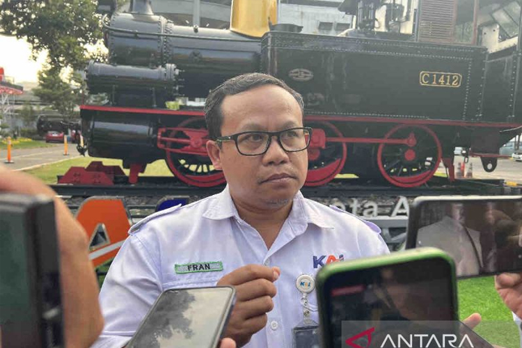 Manajer Humas PT KAI Daop 4 Semarang Franoto Wibowo diwawancara awak media di Semarang, Kamis (8/8/2024). (Foto: ANTARA/Harianto)