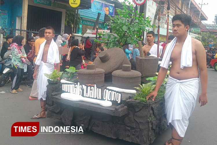 Kelurahan Tlogomas Lestarikan Tradisi Bersih Desa Melalui Karnaval Budaya