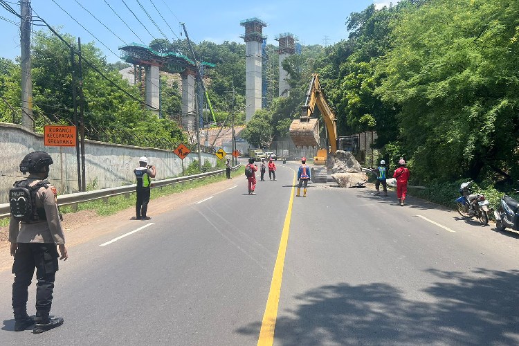 Imbas Batu Jatuh ke Jalan Raya, Pemecahan Batu di Proyek Tol Probowangi Distop