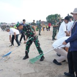 Pangdam Zamroni Kerahkan Prajurit Kodam IX Udayana untuk Bersihkan Pantai