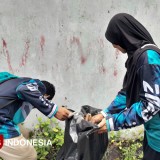 Peringati HPSN, Muda-Mudi Probolinggo Bersihkan Sampah di Area CFD Kraksaan