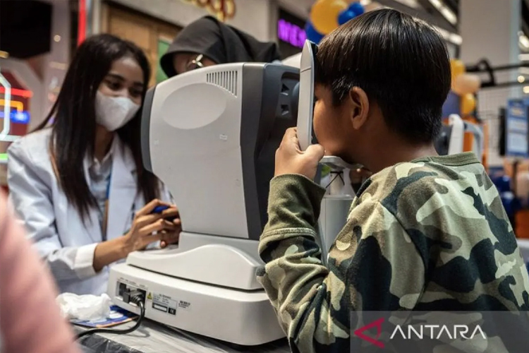 Ilustrasi. Petugas kesehatan memeriksa kondisi mata seorang anak. (Foto: ANTARA FOTO/Bayu Pratama S/Spt/am)