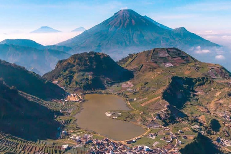 Menikmati Pesona Golden Sunrise Dataran Tinggi Dieng dari Bukit Sikunir di Wonosobo