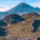 Menikmati Pesona Golden Sunrise Dataran Tinggi Dieng dari Bukit Sikunir di Wonosobo