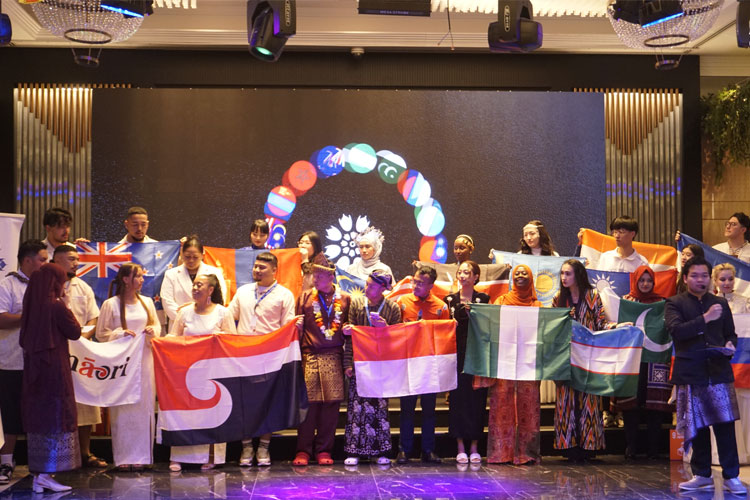 16 perwakilan dari berbagai negara membawa bendra masing-masing dalam Istanbul Youth Summit 2025. (FOTO: IYS)