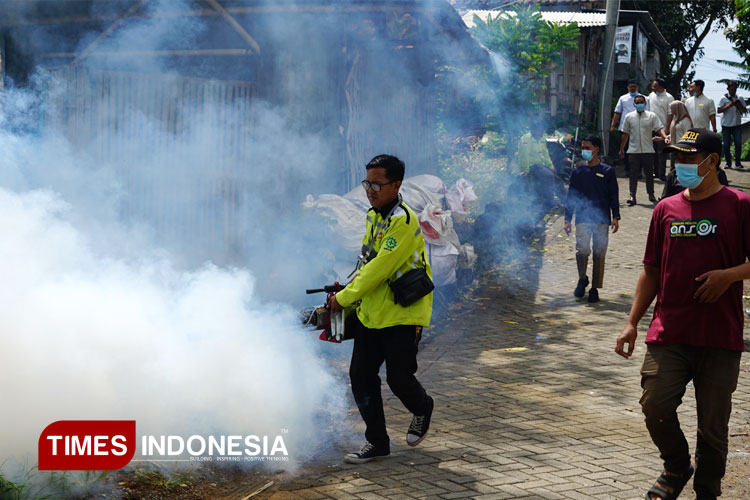 Brantas Nyamuk DBD, Kokoon Hotel Banyuwangi Gelar Fogging di Pemukiman Sekitar