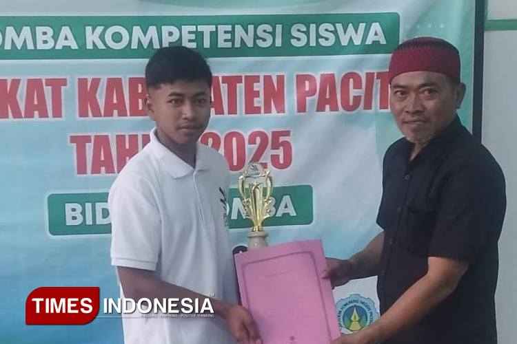 Mulyono, siswa SMKN 2 Nawangan, saat menerima penghargaan juara 1 LKS bidang welding tingkat Kabupaten Pacitan. (Foto: Widya D. A for TIMES Indonesia)