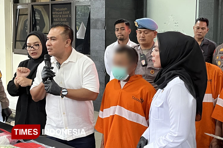 Pelaku pencabulan anak tetangga saat dihadirkan jajaran Satreskrim Polresta Malang Kota. (FOTO: Rizky Kurniawan Pratama/TIMES Indonesia)