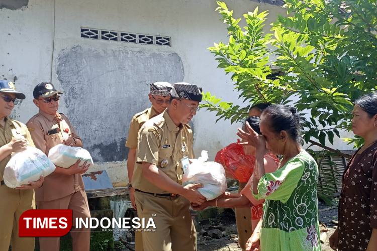 Pemkab Banyuwangi Gelontorkan Ribuan Paket Sembako Pengganti Karangan Bunga