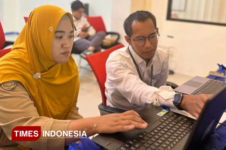 Penyuluh Pajak Arifin sedang menjelaskan fitur Coretax kepada Bendahara RSUD Besuki. (FOTO: AJP TIMES Indonesia)