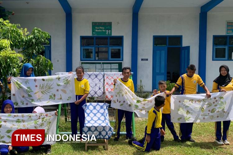 Keceriaan peserta didik SLBN Ngadirojo Pacitan saat menunjukkan hasil pelatihan batik. (Foto:Fahrul for TIMES Indonesia)