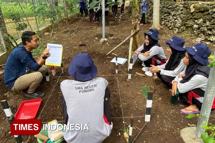 Pengarahan kegiatan eksvakasi siswa SMAN Punung di Museum Song Terus. (Foto: Jeni Erlinda for TIMES Indonesia)
