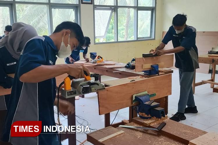 Siswa SMKN 2 Sudimoro Pacitan tampak antusias dalam pembuatan pesanan miniatur kayu. (Foto: Tunjung Dwi Sayekti for TIMES Indonesia)