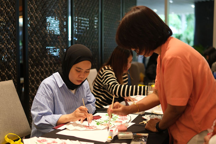 Sheraton Surabaya Gandeng Komunitas, Mengeksplorasi Seni Lukis Kipas Akrilik