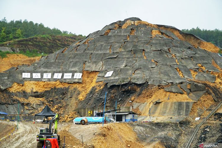 Kondisi bangunan beton penguat dinding tebing (shotcrete) rusak parah akibat hujan deras di Bendungan Bagong, Trenggalek, Jawa Timur, Senin (24/2/2025). (FOTO: Antara/Destyan Sujarwoko)