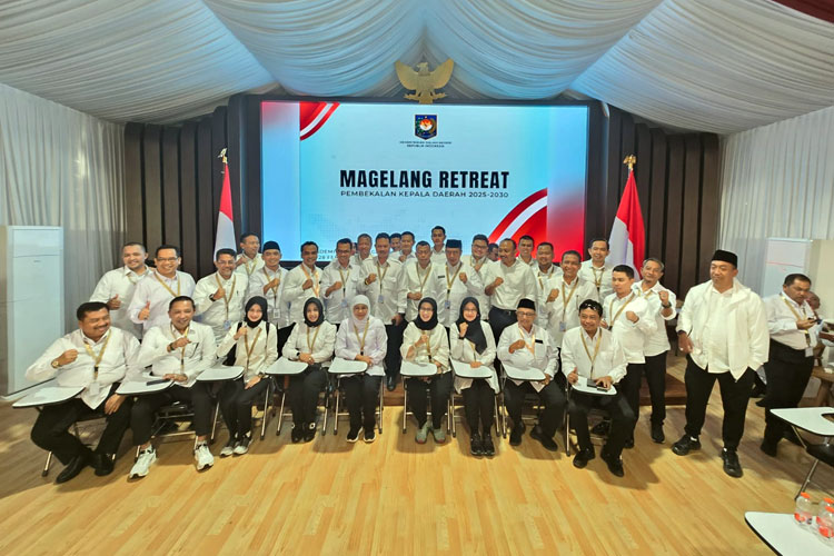 Bupati Bondowoso Abdul Hamid Wahid bersama sejumlah kepala daerah lainnya di momen retreat Magelang (FOTO: Dokumen pribadi)