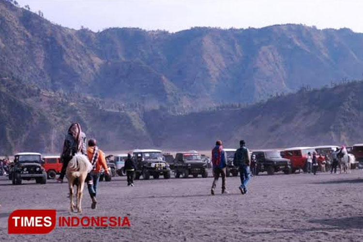 Deretan jip wisata sedang parkir di Lautan Pasir Gunung Bromo (FOTO: Dokumen/TIMES Indonesia)