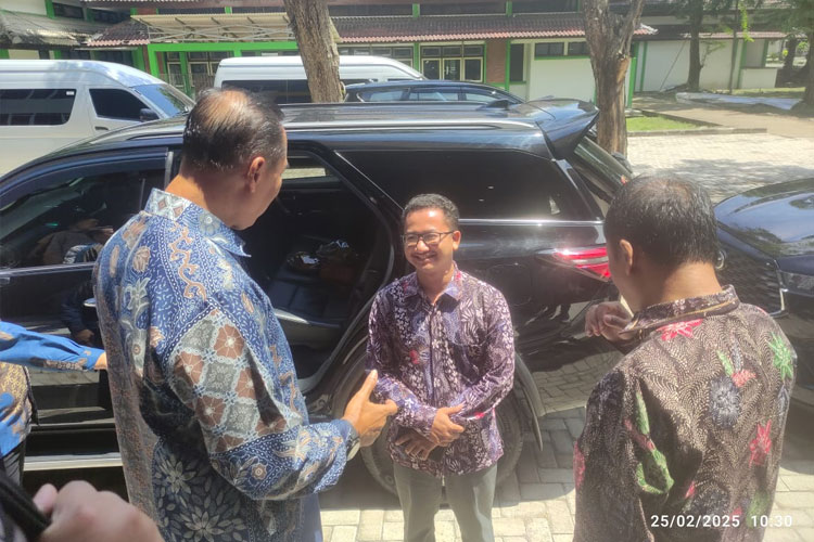 Waki Menteri Kemendiktisaintek, Fauzan (kiri) saat berdialog dengan perwakilan Aliansi Dosen ASN Kemendiktisaintek Seluruh Indonesia di sela-sela kegiatan kunjungan kerja di Universitas Trunojoyo Madura, Selasa (25/2/2025). (FOTO: dok ADAKSI)